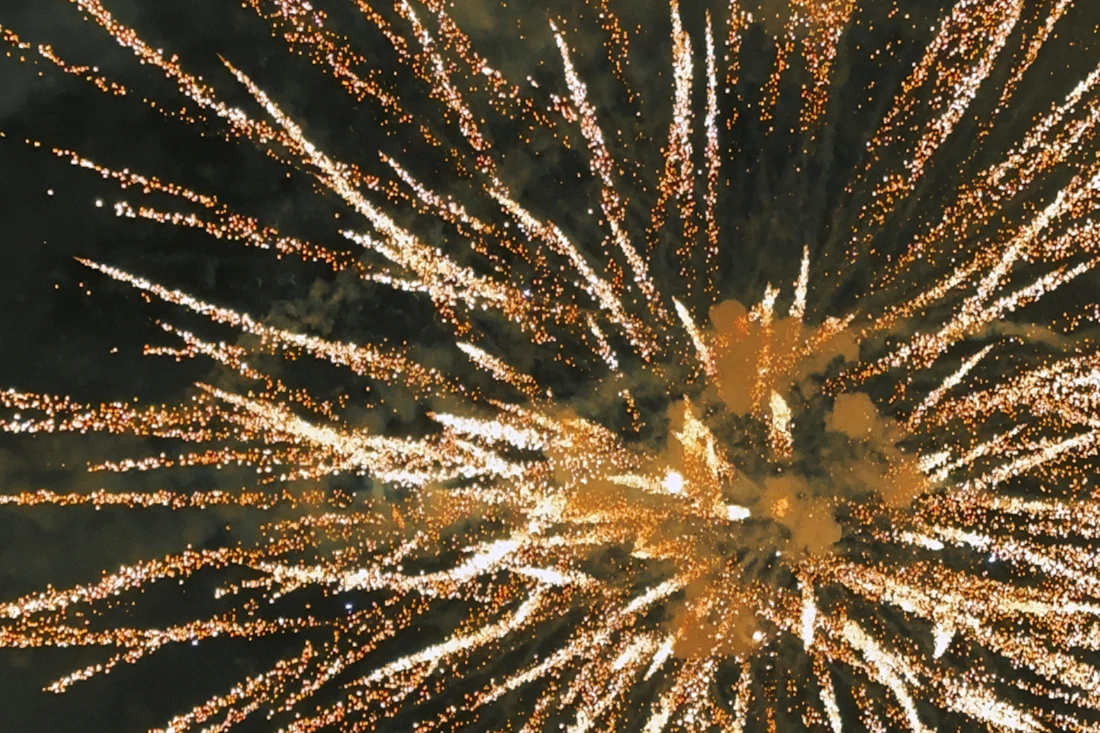 夜空に上がる花火