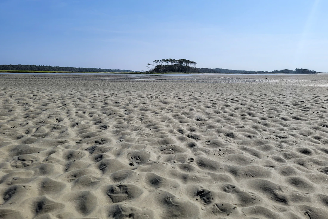 潮が引いた砂浜